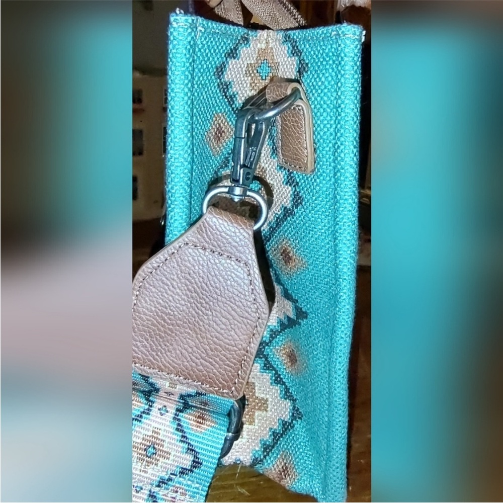Wrangler Aztec Patterned Tote - Picture 7 of 11